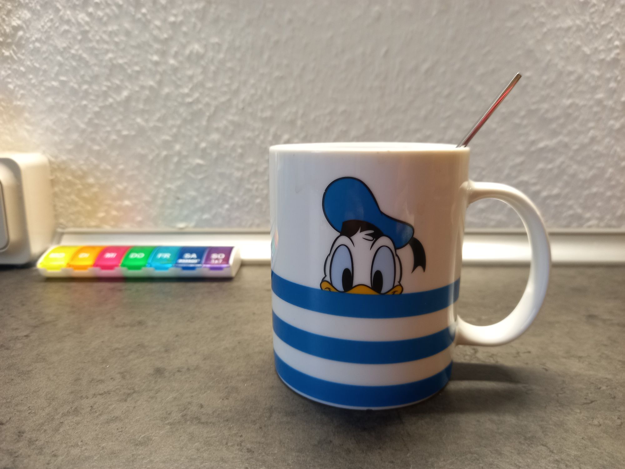 Eine Donald-Duck-Tasse in irgendeinem Deko-Laden gekauft.