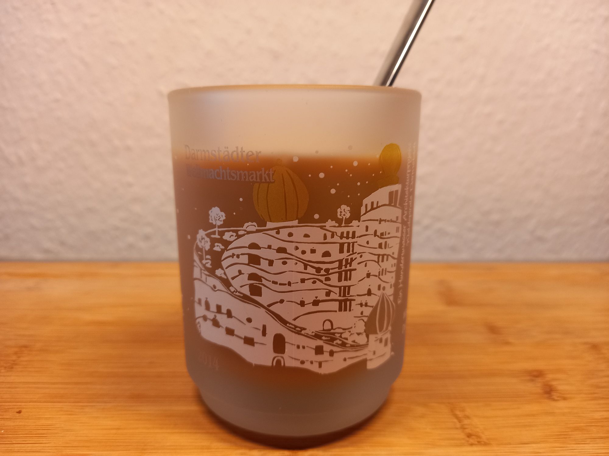 Die Tasse vom Weihnachtsmarkt Darmstadt zeigt das Hundertwasserhaus
